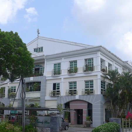 Wesberly Apartments Kuching Buitenkant foto